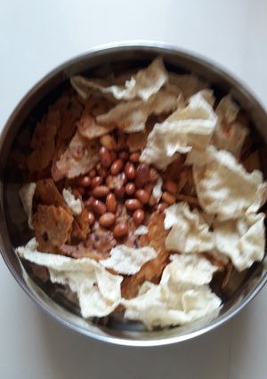 પાપડ રોટલી નો ચેવડો (Papad Rotli Chevdo Recipe In Gujarati) રેસીપી મુખ્ય ફોટો