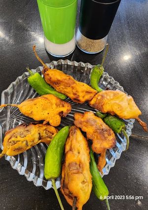 A picture of ہری مرچ کے بھرواں پکوڑے.