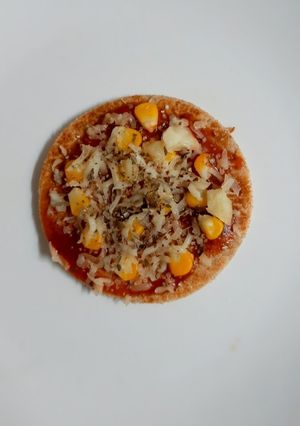 તવા ભાખરી પીઝા(Tawa Bhakhri Pizza Recipe In Gujarati) રેસીપી મુખ્ય ફોટો