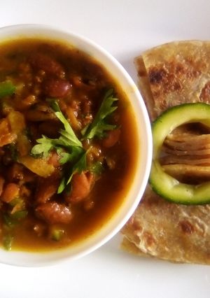 A picture of Nice beans stew with chapati.