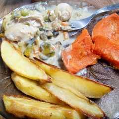 Una foto de Pescado en salsa con papas asadas