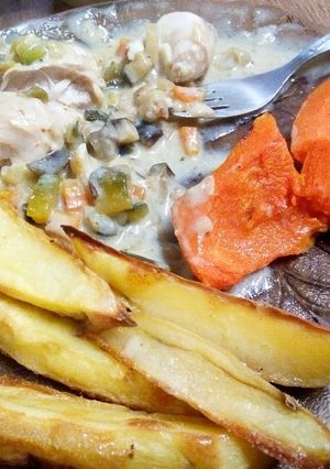 Una foto de Pescado en salsa con papas asadas