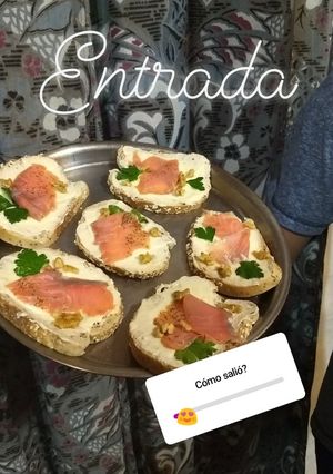 Una foto de Tartine salsa de salmón y queso