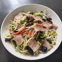Bean sprout with bacon A picture of Bean sprout with bacon.