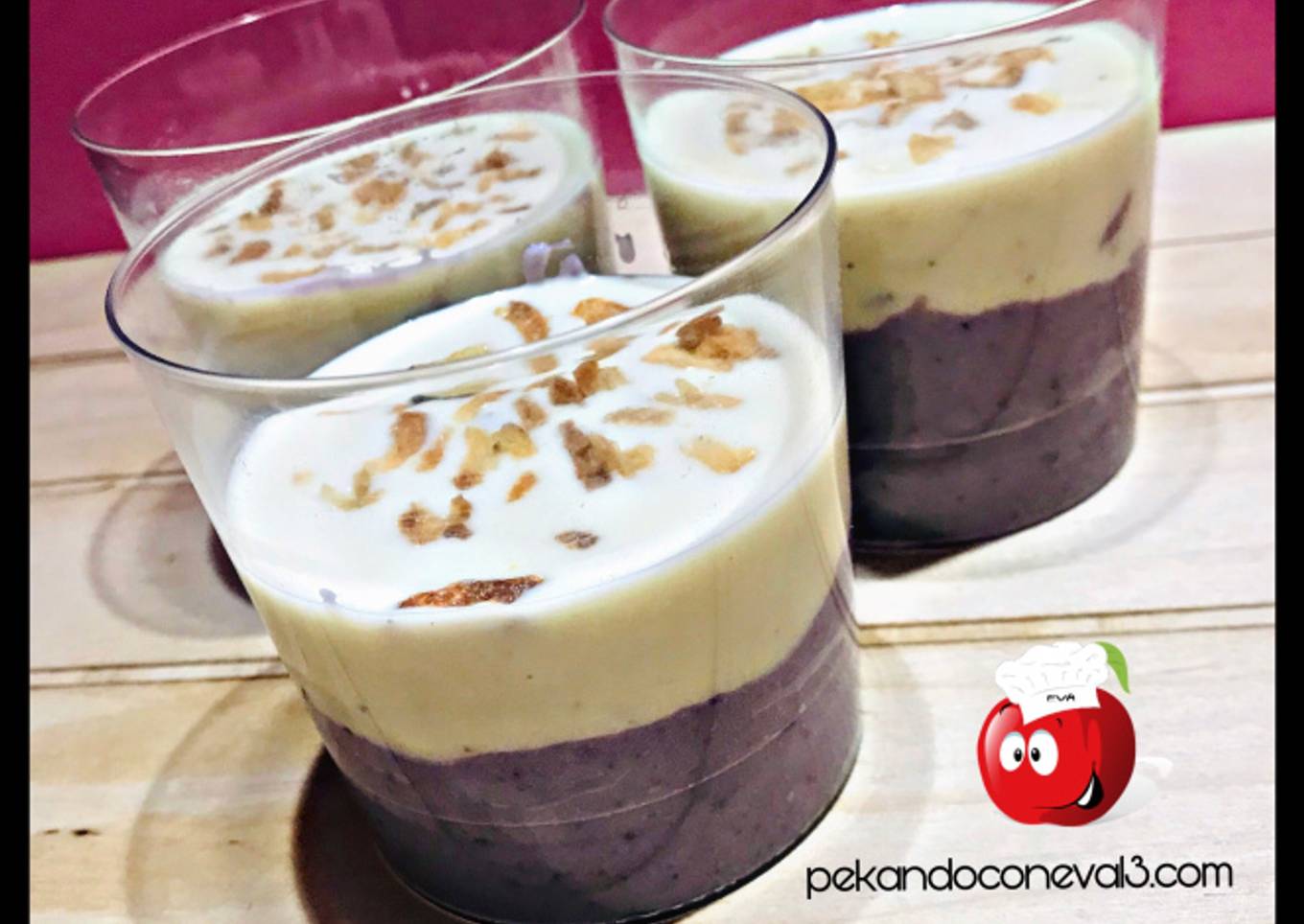 Vasitos de parmentier de patatas violeta con crema de queso gorgonzola