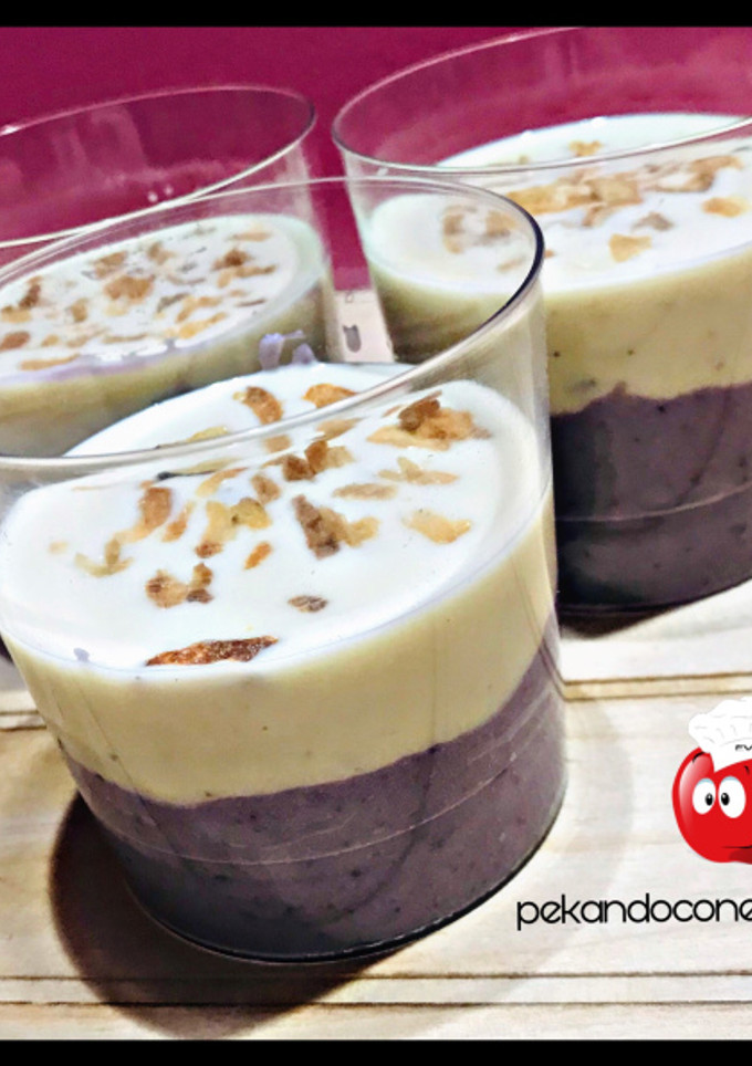 Una foto de Vasitos de parmentier de patatas violeta con crema de queso gorgonzola
