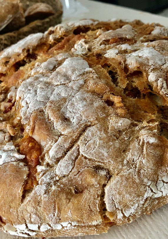 Una foto de Pan de cerveza negra, queso y bacon ahumado (con mambo)