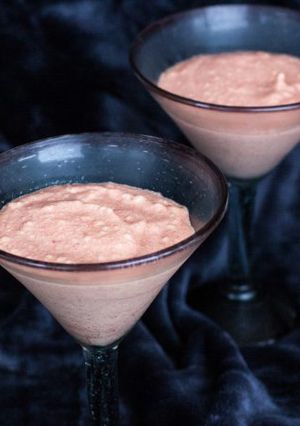 Una foto de Mousse de mango, kaki, arándanos rojos y limón