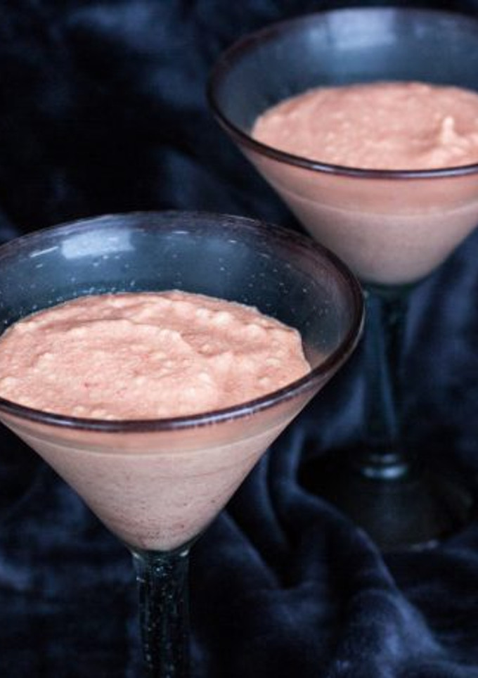 Una foto de Mousse de mango, kaki, arándanos rojos y limón