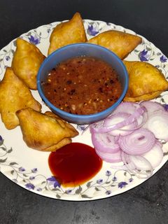 समोसा और भुने टमाटर की चटनी (Samosa aur bhune tamatar ki chutney recipe in hindi) रेसिपी मुख्य फोटो