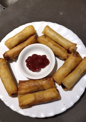 A picture of Lumpiang Shanghai.