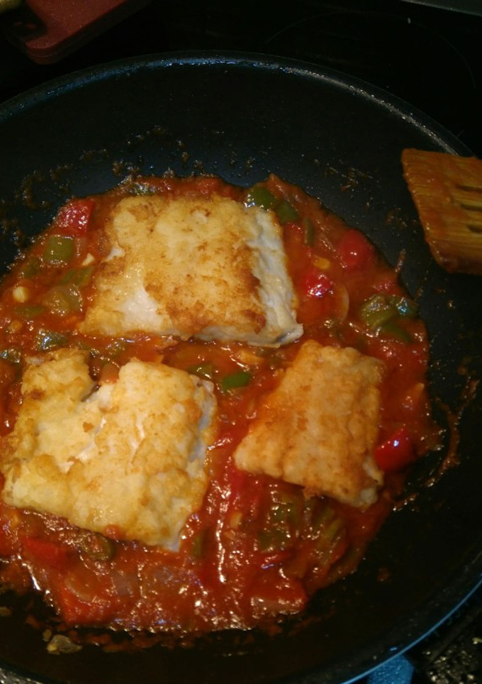 A picture of Fried cod with tomato sauce.