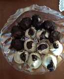 Σοκολατάκια με γλυκό καρυδάκι πράσινο κι επικάλυψη λευκής ή μαύρης σοκολάτας