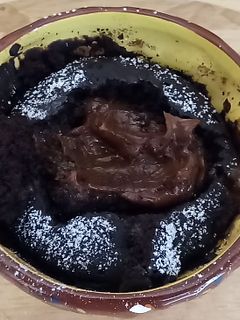 Una foto de Mug cake de chocolate con dulce de leche