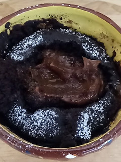 Una foto de Mug cake de chocolate con dulce de leche