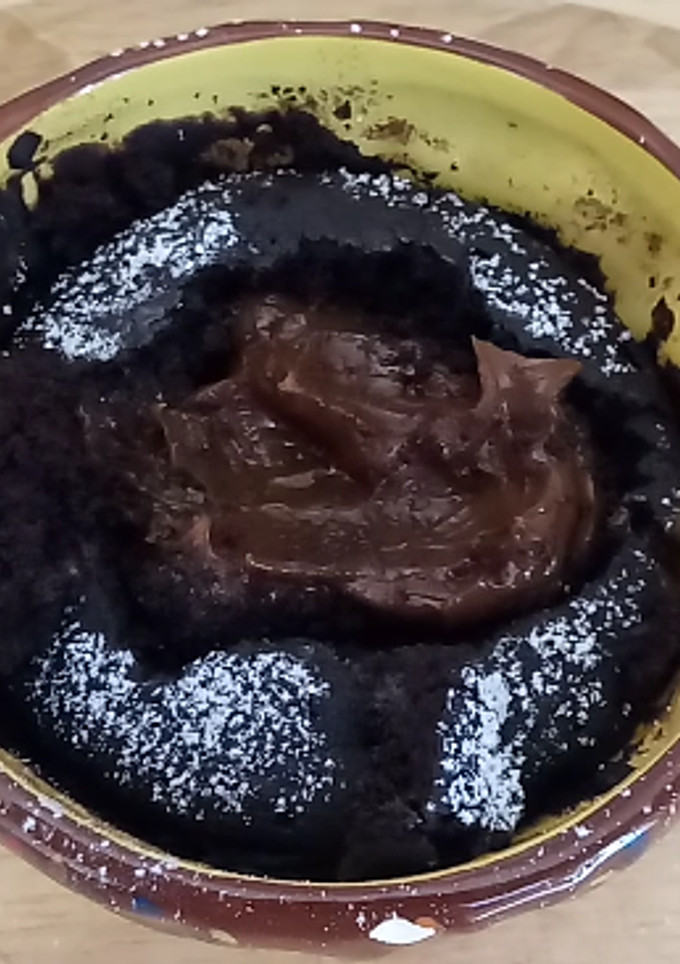Una foto de Mug cake de chocolate con dulce de leche