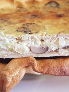 Una foto de Quiche de puerros, champiñones y queso parmesano