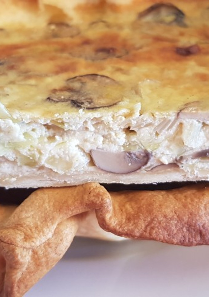 Una foto de Quiche de puerros, champiñones y queso parmesano