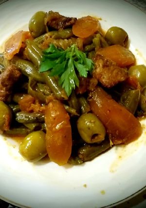 Une photo de Tadjine aux haricots,olives verts