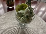 Una foto de helado de kiwi