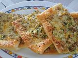 Coca de hojaldre con verdura y atún