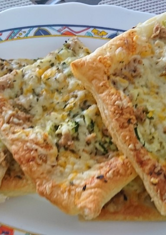 Una foto de Coca de hojaldre con verdura y atún