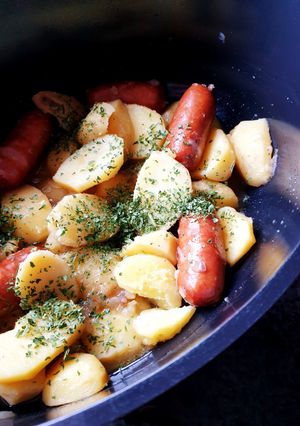 Une photo de Pommes de terre en cocotte et saucisses fumées 😋