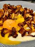 Chantarellas con puré de trufas y yema pasteurizada