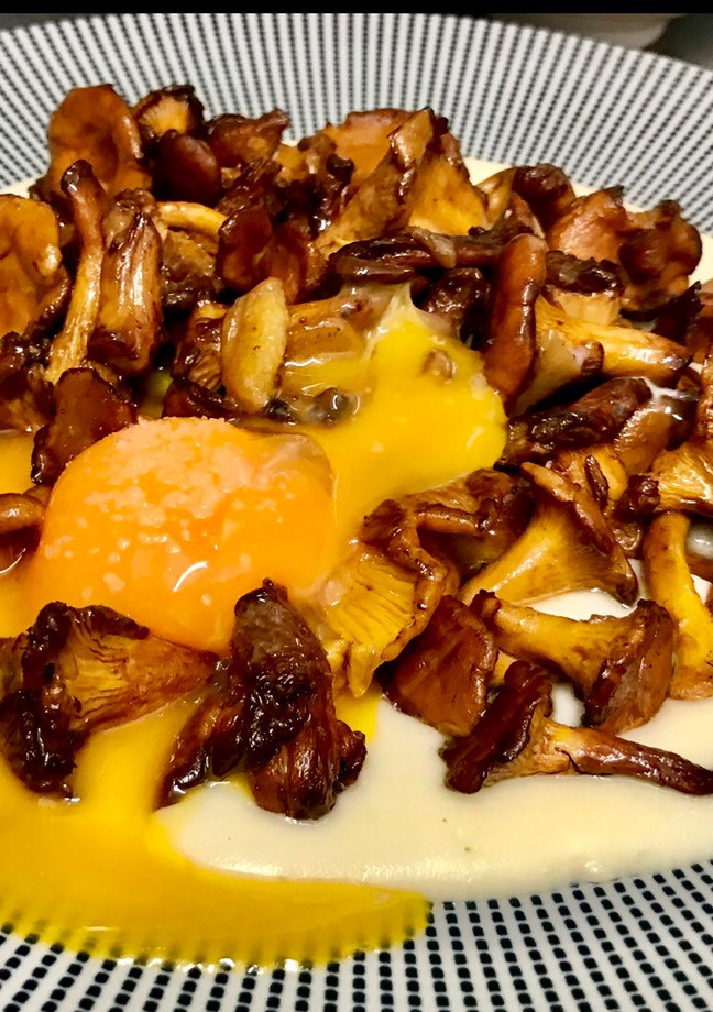Una foto de Chantarellas con puré de trufas y yema pasteurizada