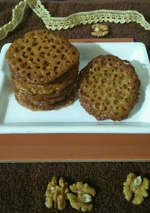 A picture of Walnut lace cookies.