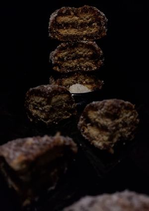 ખજૂર કોકોનટ બિસ્કિટ(Dates coconut biscuits recipe in Gujarati) રેસીપી મુખ્ય ફોટો