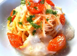 Una foto de Spaghetti al Pomodoro (salsa de tomates cherry)