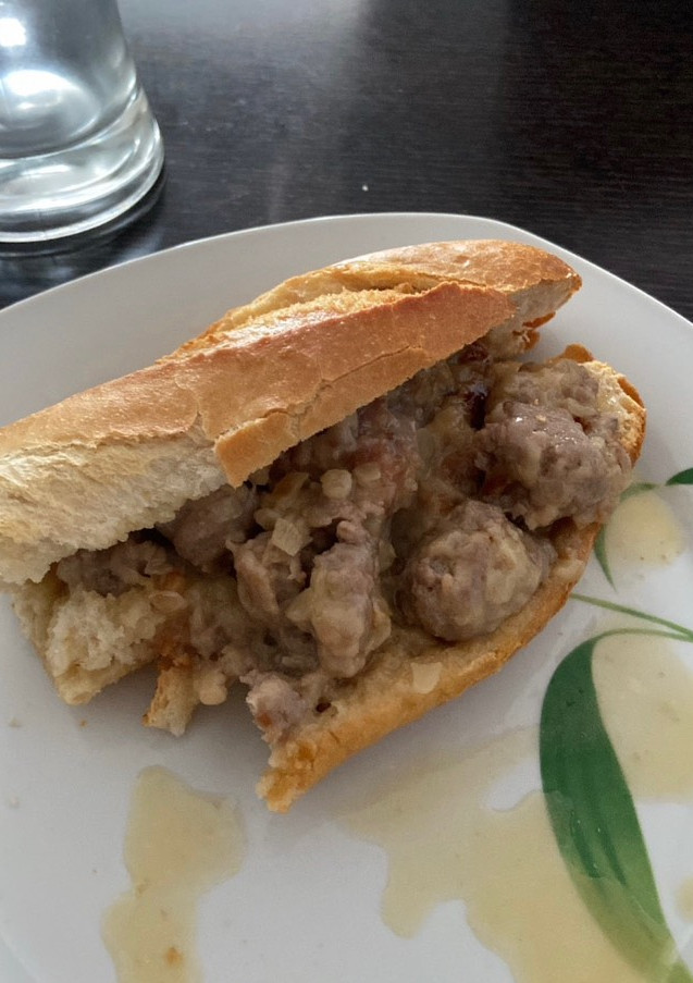 Una foto de Bocadillo de butifarra con queso