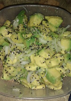 Una foto de Ensalada de palta, cebolla y sésamo