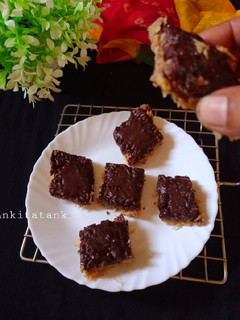 ચોકલેટ ટોપરા પાક (Chocolate Topra Paak Recipe In Gujarati) રેસીપી મુખ્ય ફોટો