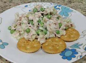 Una foto de Ensalada de atún con verduras