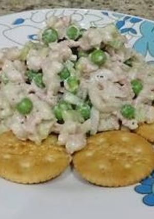Una foto de Ensalada de atún con verduras