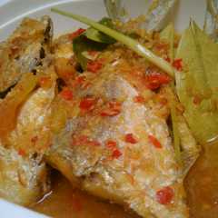 A picture of Ikan kembung kuah asam pedas .