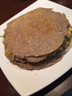 Una foto de Torta de verduras con panqueques de Centeno