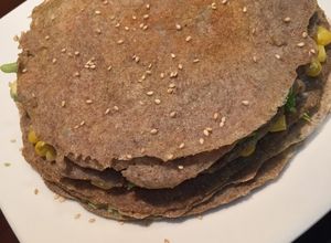 Una foto de Torta de verduras con panqueques de Centeno