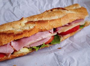 Hình của món Bánh mì kẹp pho-mát giăm-bông (Sandwich jambon emmental).