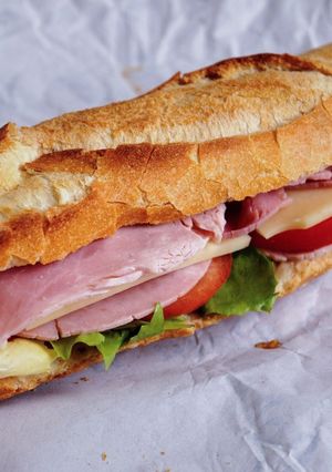 Hình của món Bánh mì kẹp pho-mát giăm-bông (Sandwich jambon emmental).