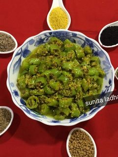 हरी मिर्च का अचार (hari mirch ka achar recipe in Hindi) रेसिपी मुख्य फोटो