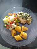 Pechuga de pollo rellena de espinacas, plátano y vegetales