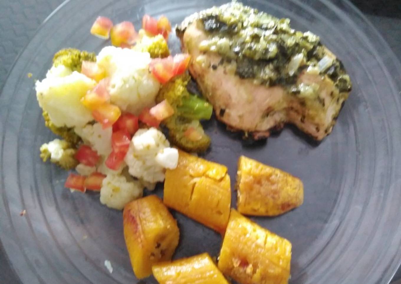 Pechuga de pollo rellena de espinacas, plátano y vegetales