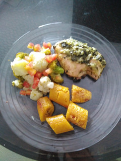 Una foto de Pechuga de pollo rellena de espinacas, plátano y vegetales