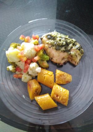 Una foto de Pechuga de pollo rellena de espinacas, plátano y vegetales