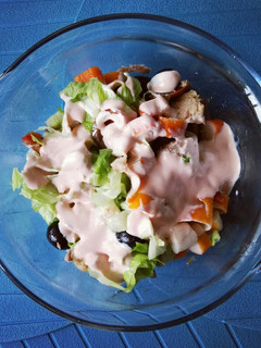 Una foto de Ensalada de atún y palitos de cangrejo con salsa rosa