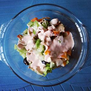 Ensalada de atún y palitos de cangrejo con salsa rosa