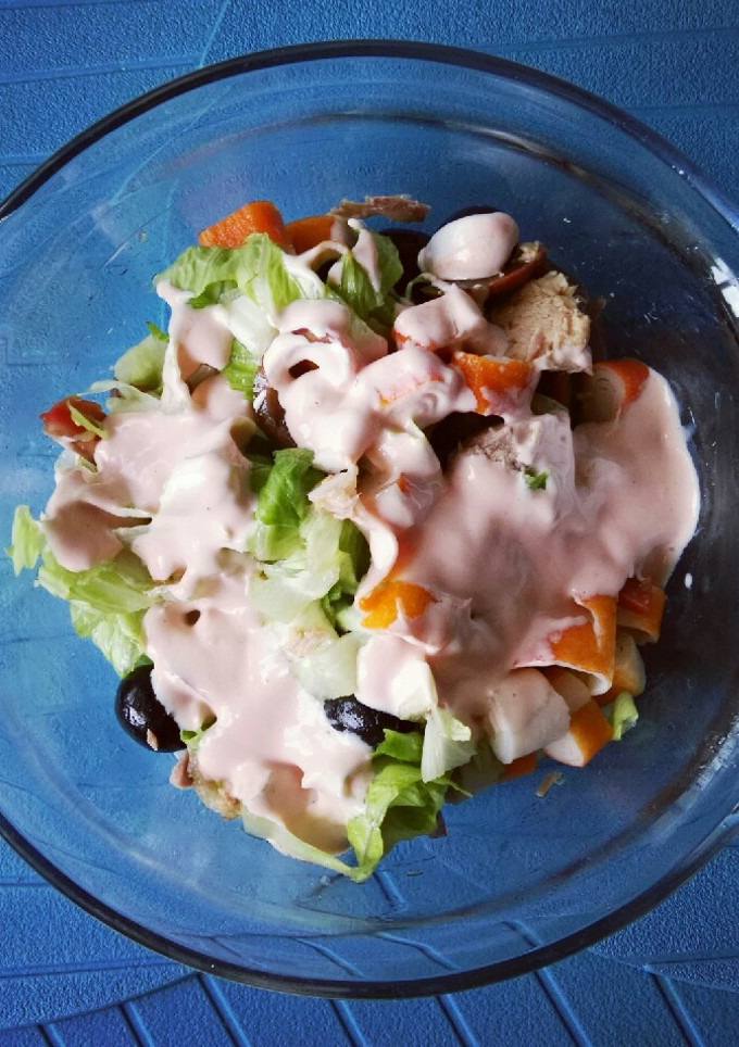 Una foto de Ensalada de atún y palitos de cangrejo con salsa rosa